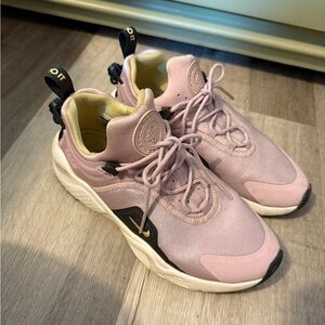 Nike Womens size 7. Nike Air Huarache. Pink, Black, Gold. Good condition